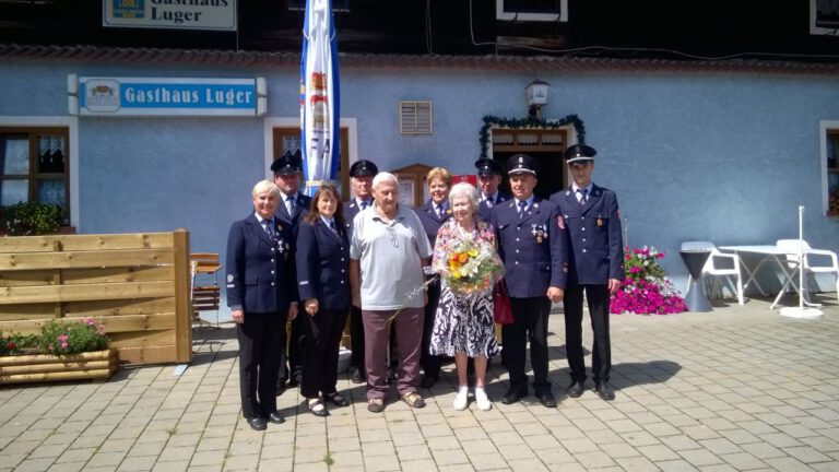 Abordnung der Feuerwehr gratuliert dem Ehrenmitglied Anneliese Dorfner zum 90. Geburtstag