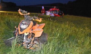 Quadfahrer lebensgefährlich verletzt