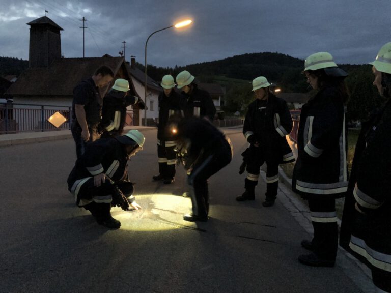 Ölspur auf der Hauptstraße